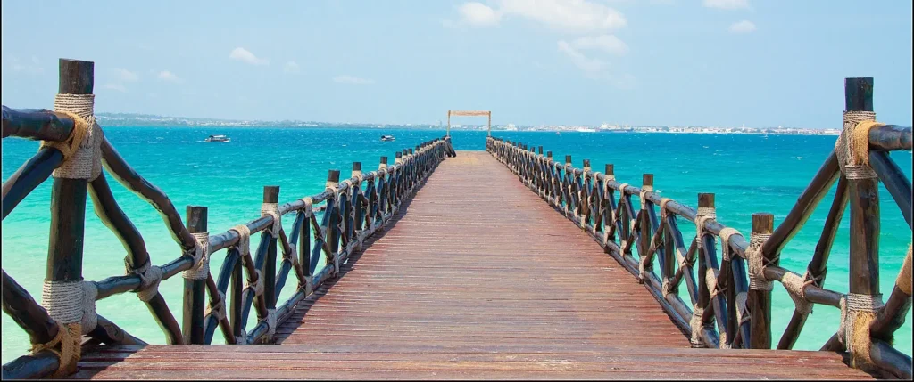 Bridge over the ocean - symbolic image for teaching English abroad guides
